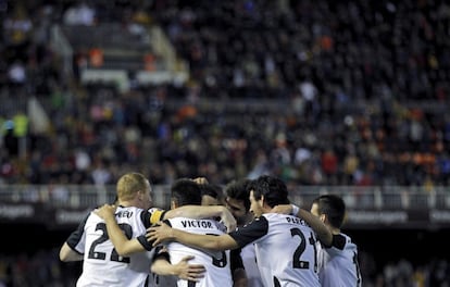 Los jugadores del Valencia celebran un gol.