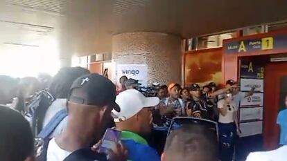 Pasajeros cubanos protestan en el aeropuerto de La Habana.