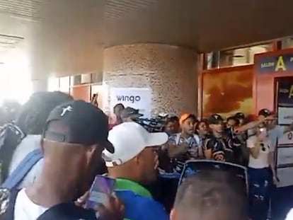 Pasajeros de Wingo se manifiestan en el Aeropuerto de La Habana, el 8 de julio 2024.