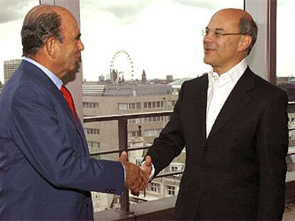 El presidente del Santander, Emilio Botín, y el primer ejecutivo del Abbey, Luqman Arnold, tras el acuerdo.