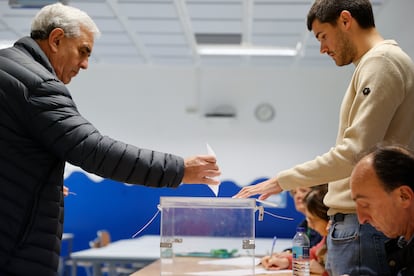 Un hombre ejerce su derecho al voto en el colegio público Zalabarra, en Durango (Bizkaia). 