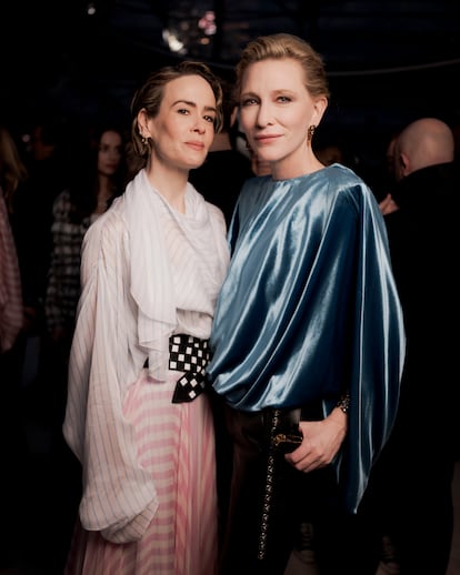 Sarah Paulson y Cate Blanchett posan en el desfile de Louis Vuitton otoño - invierno 2024.