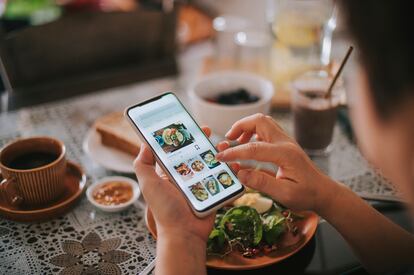 Varias 'startups' han desarrollado 'apps' de aprovechamiento de comida de numerosos establecimientos. Como Too Good to Go, asociada con Eroski.