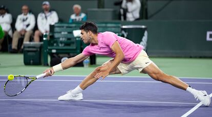 Alcaraz devuelve la pelota durante el partido contra Griekspoor en Indian Wells.