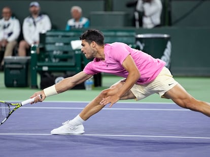 Alcaraz devuelve la pelota durante el partido contra Griekspoor en Indian Wells.