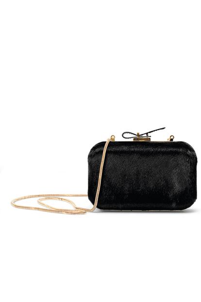 Clutch con cadena dorada de Hugo Boss Black (359 euros).