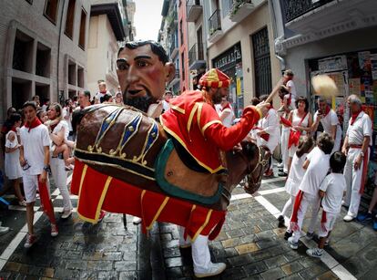 Los Gigantes y Cabezudos vuelven a salir a la calle desde el Palacio de Ezpeleta.