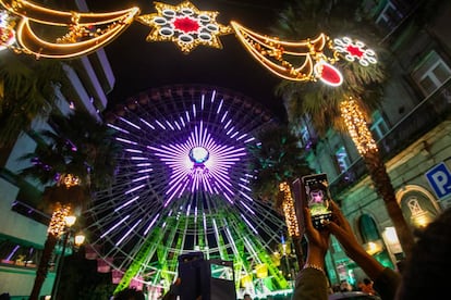 La noria navideña cubierta por luces LED de Vigo.