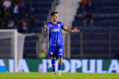 Rodrigo Huescas celebra un gol anotado en un partido entre Cruz Azul y el Atlético de San Luis, en febrero de 2024 en Ciudad de México.