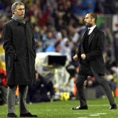 Mourinho y Guardiola, tras la consecución del segundo tanto del Barça.