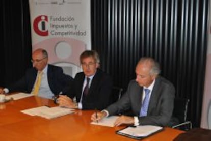 El presidente de la Fundaci&oacute;n Impuestos y Competitividad, Alejandro Escoda, flanqueado por el director general, Gin&eacute;s Navarro (izquierda), y el vicepresidente, Ricardo G&oacute;mez Acebo.