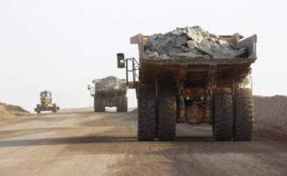 Camiones transportando mineral de cobre del pozo minero de la empresa Bisha Mining Share, al noroeste de la capital de Eritrea, Asmara.