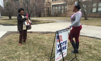 Una madre fotografía a su hija tras votar en Detroit (Michigan)