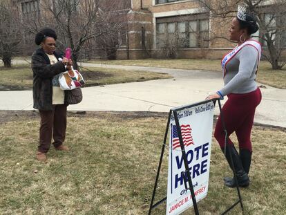 Una madre fotografía a su hija tras votar en Detroit (Michigan)