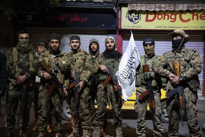 Un grupo de combatientes posa con la bandera de Al Nusra en el barrio de Bourj al Rus de Damasco el pasado martes.