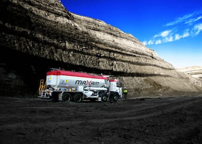 Camión de Maxam cargando explosivo en una mina a cielo abierto en Australia. 