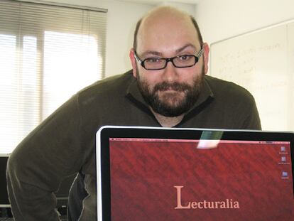 Alfredo Álamo, el coordinador de la red social que supervisa y da de alta todos los libros.