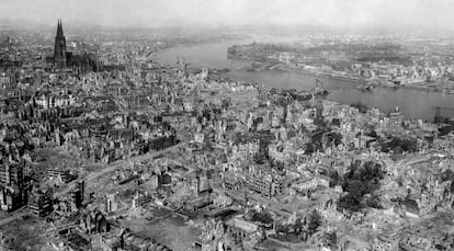 Foto da cidade de Colônia, com sua catedral ao fundo, depois do último bombardeio em 24 de abril de 1945.