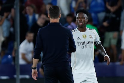 Vinicius y Xabi Alonso
