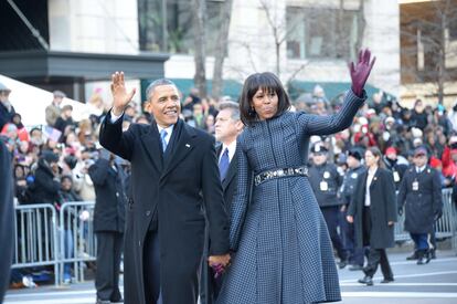 Barack Obama y su esposa Michelle caminan por la avenida Pensylvania de Washington, en el tradicional desfile presidencial.
