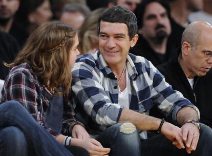 El actor Antonio Banderas fue uno de los famosos que pudieron verse en el partido de la NBA entre los Lakers y los Phoenix Suns. El español asistió junto a su hija Stella del Carmen al encuentro en el que el equipo de Pau Gasol venció por 108 a 88.