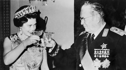 Tito, con la reina Isabel II de Inglaterra, durante su visita oficial a Yugoslavia en 1972. 