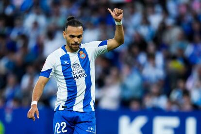 Braithwaite elogia una acción de un compañero durante el encuentro ante el Sporting.