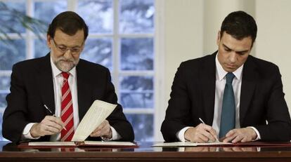 Mariano Rajoy y Pedro Sánchez firman el pacto de Estado contra el yihadismo.