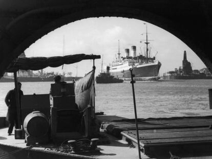 Un remolcador se lleva un transatlántico en el puerto de Buenos Aires, en torno a 1940.