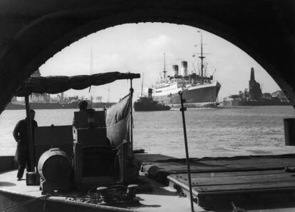 Un remolcador se lleva un transatlántico en el puerto de Buenos Aires, en torno a 1940.