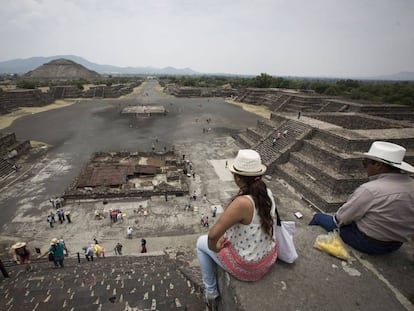 Turistas en la pirámide de la Luna de Teotihuacán el pasado 11 de mayo.