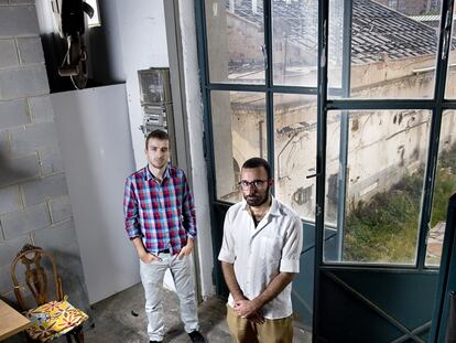David Bestué (a la izquierda) y Marc Vives trabajan en un estudio alquilado en el centro de producción Hangar de Barcelona.