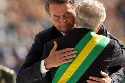 El nuevo presidente de Brasil, Jair Bolsonaro, es recibido por su antecesor, Michel Temer, de espalda, en Brasilia.