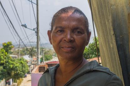 <p>Es domingo, pero Marcelina Sandón ya ha planeado con todo detalle la cena del miércoles: pollo agridulce, arroz con coco y jugo de tomate. Solo quedan tres días, pero para esta mujer de 56 años la espera será eterna. Está impaciente por volver a acoger en casa a sus nietos, María Valentina Barrios De La Cruz y David, respectivamente de seis años y un año.</p> <p>Sandón es una retornada. Regresó de Venezuela a Colombia para ayudar a su hijo, con problemas de consumo de droga, y a sus pequeños. Ahora vive en Nelson Mandela, uno de los barrios más vulnerables de Cartagena de Indias. Hace seis meses, tuvo que renunciar a la custodia de sus nietos porque ya no podía más, entre los dolores causados por las varices y un piso considerado por los servicios sociales inadecuado para unos niños. "He acondicionado el piso de manera muy rápida y sin ninguna ayuda, con el dinero que gano dando masajes y haciendo trenzas en la playa", cuenta. "No me compraba ni una galletita".</p> <p>"Para mí fue muy duro cuando se llevaron los niños a un piso de acogida. Vine de Venezuela buscando otra cosa, no esto. Pero sabía que mis nietos estaban en buenas manos y que era lo mejor para ellos".</p>