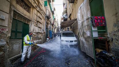 Un trabajador desinfecta una calle del Barrio Español en Nápoles, este miércoles.