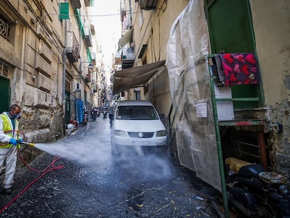 Un trabajador desinfecta una calle de Nápoles, en Italia.