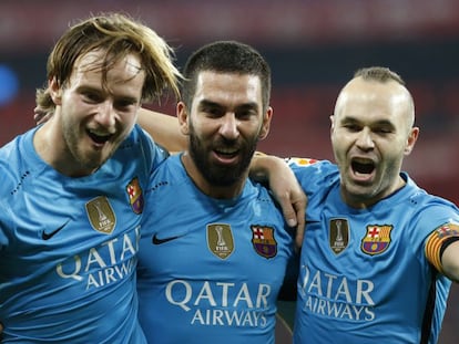 Rakitic, Arda i Iniesta celebren un gol.