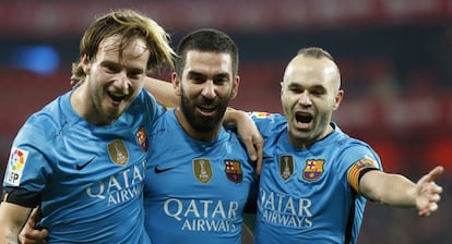 Rakitic, Arda e Iniesta festejan un gol.