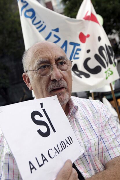 Un hombre participa en la primera gran movilización de los docentes madrileños.