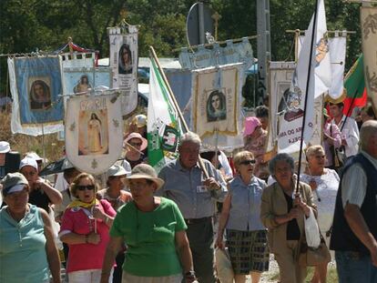 Seguidores de la vidente de El Escorial en junio de 2006.