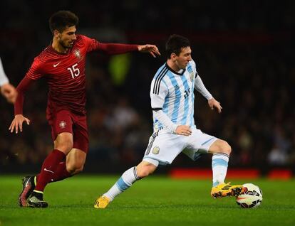 Messi controla el bal&oacute;n frente a Andre Gomes. 