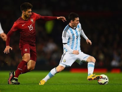 Messi controla el bal&oacute;n frente a Andre Gomes. 