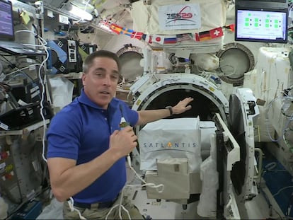 El astronauta de la NASA Christopher John Cassidy, en un momento del ensamblaje de la cámara de Satlantis.
