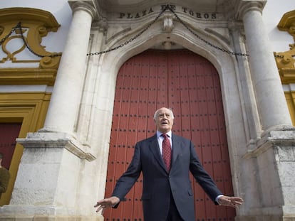 Ramón Valencia, ante la Puerta del Príncipe de la Maestranza de Sevilla.