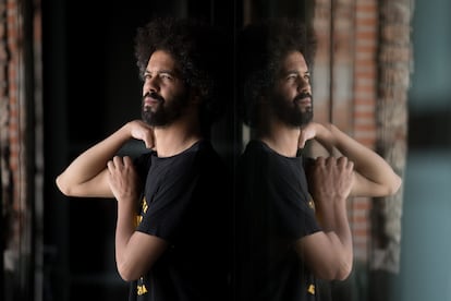 El fotógrafo y director madrileño Rubén H. Bermúdez, posando en Matadero un día después de ganar mejor película en el festival Documenta Madrid.