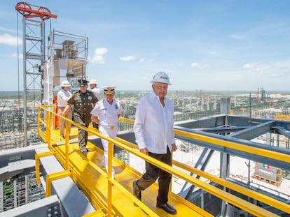 López Obrador durante el recorrido inaugural de la refinería, el 1 de julio de 2022.