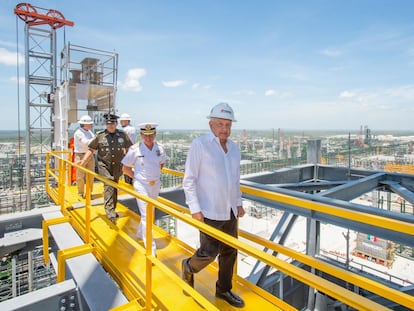 El presidente Andrés Manuel López Obrador durante el recorrido inaugural en la refinería de Dos Bocas.