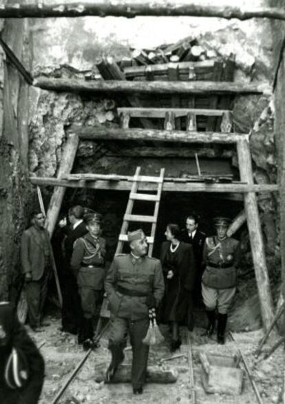 Franco visita, junto a su esposa Carmen Polo, las obras del Valle de los Cados en 1940.