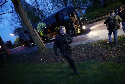 El autobús del Borussia de Dortmund tras la explosión.