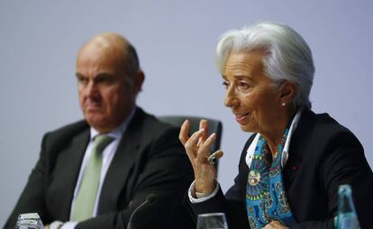 Christine Lagarde, presidenta del BCE, y Luis de Guindos, vicepresidente, en una rueda de prensa en Fráncfort, en diciembre.